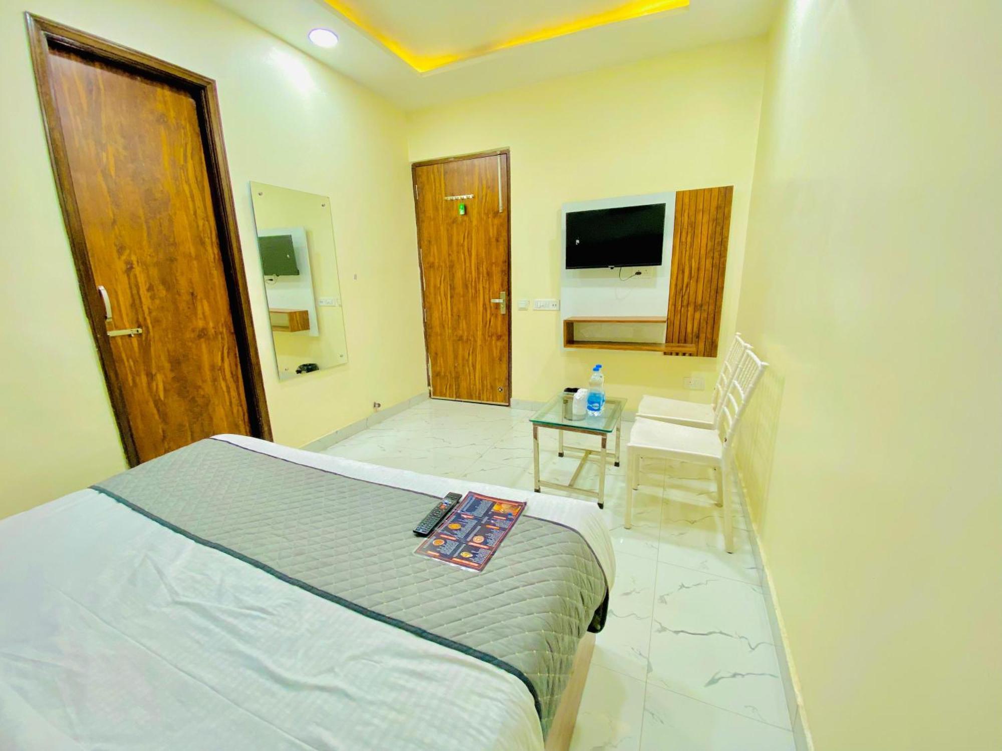 Hotel Holiday First 300 Meter From Golden Temple アムリトサル エクステリア 写真