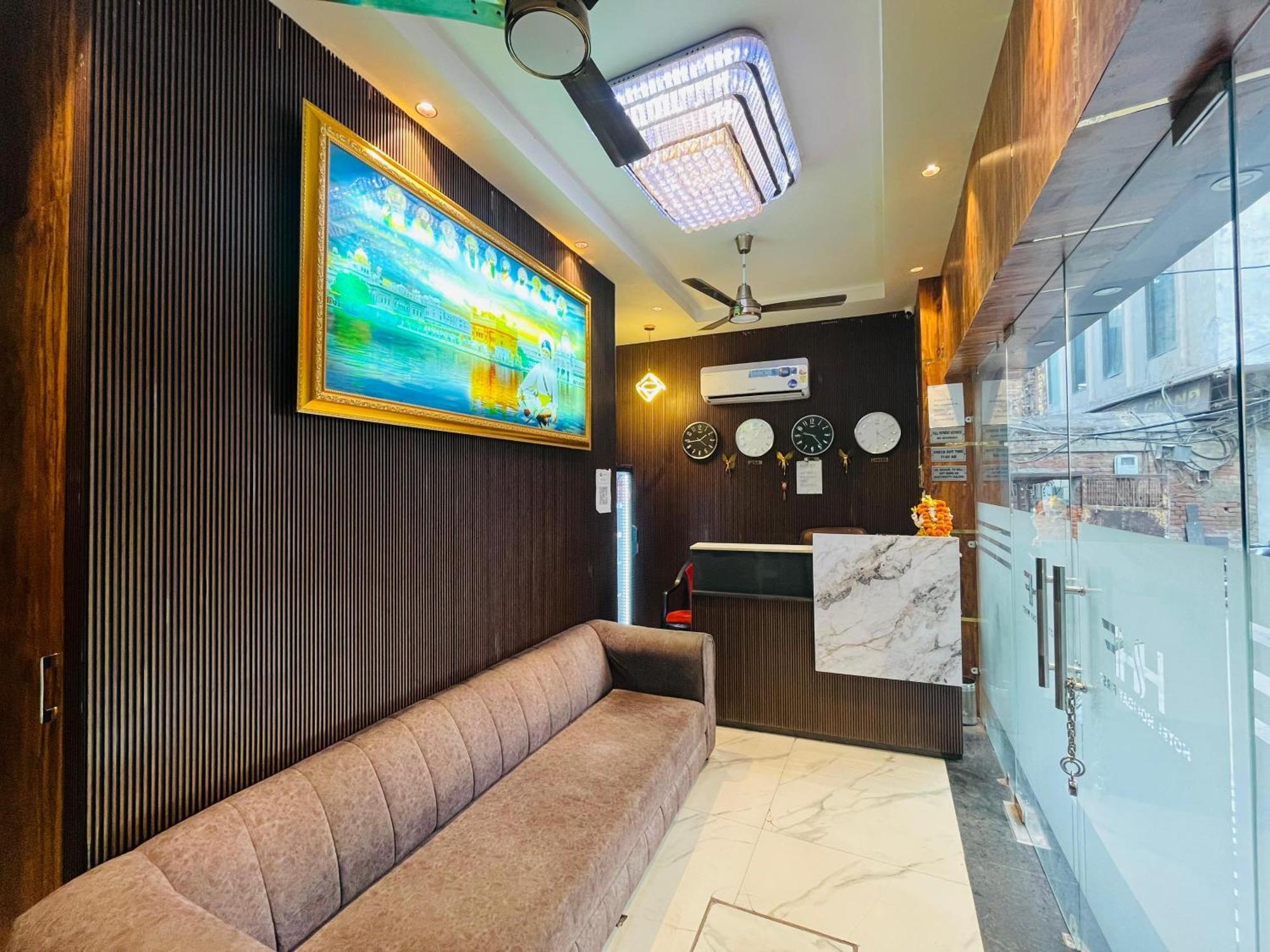 Hotel Holiday First 300 Meter From Golden Temple アムリトサル エクステリア 写真